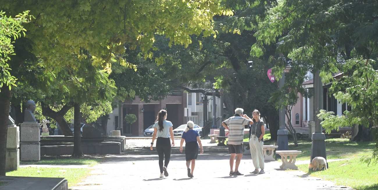 De acuerdo a un reciente estudio, aquellos participantes que pasaron más tiempo viendo elementos grises en caminatas por la ciudad registraron una mayor ansiedad. Foto: Flavio Raina/Archivo