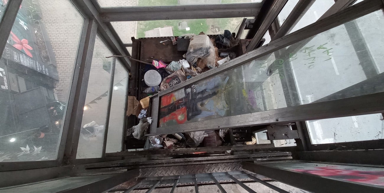 El techo del ascensor, un “aguantadero” de alimañas. Es insoportable el olor a orina.