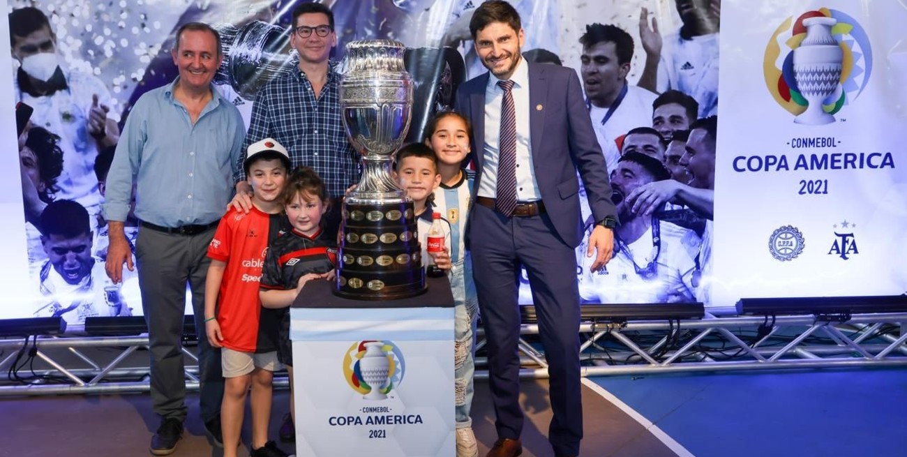 Se calcula que casi 30.000 santafesinos ya lograron tener la foto con las copas. En la tierra de Messi, todo sueño es posible. Foto: El Litoral