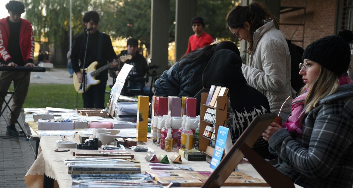 Stands de emprendimientos y bandas en vivo imprimieron calor a una tarde fría. Crédito: Manuel Fabatía