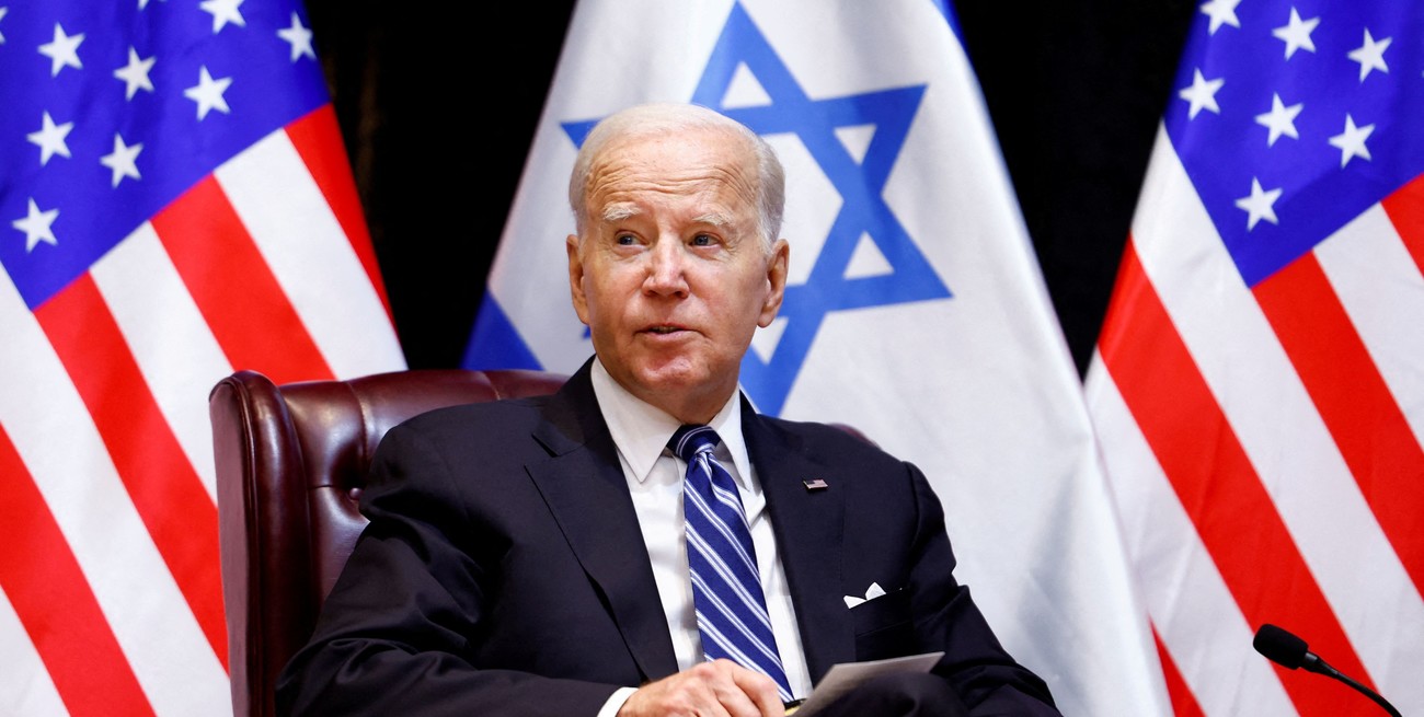 Un ejemplo claro se dio en Estados Unidos cuando se registraron falsas llamadas robóticas con la voz de Joe Biden, que buscaban desincentivar la práctica democrática. Foto: Reuters