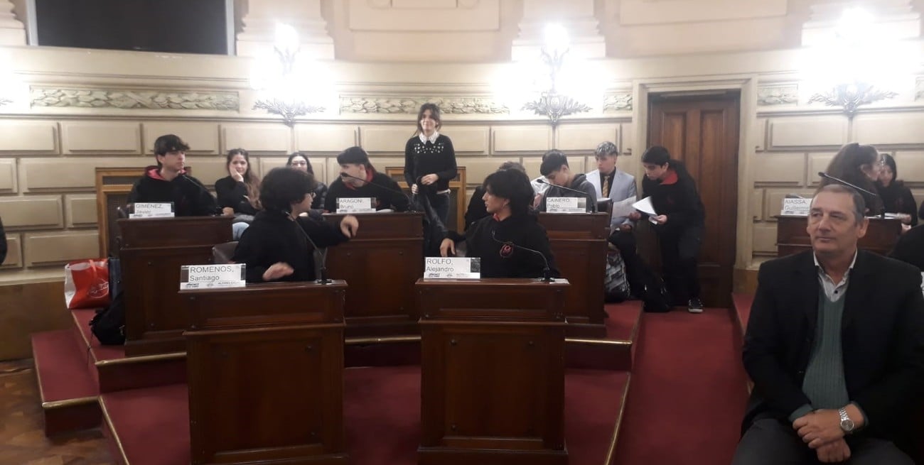 El Proyecto presentado por los alumnos de Declaración de interés provincial para el 20° Aniversario de la fundación de la escuela Primaria N°1382 Armando Williner de la localidad de Bella Italia, de Comunicación, planteando la necesidad de ampliación de los cargos escolares de la institución EESO 525 “Camilo Aldao”.