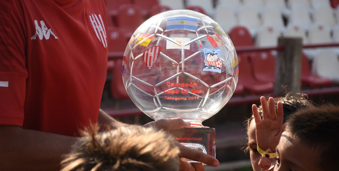 Una marca de Santa Fe. El torneo internacional infantil fue creciendo tanto cada año que no sólo es algo muy grande en Unión sino que además ya es un símbolo de la ciudad porque llegan miles de niños y familias de todos lados. Camino a los 30 años de la famosa "Escuelita", el Tate confirmó el Barisone 2024. Crédito: Manuel Fabatía