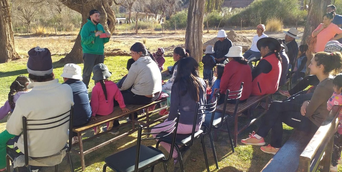 “Desde hace dos décadas, nuestra labor principal es la entrega de donaciones, pero también compartir valores”, destacó el voluntario santafesino. Foto: Gentileza
