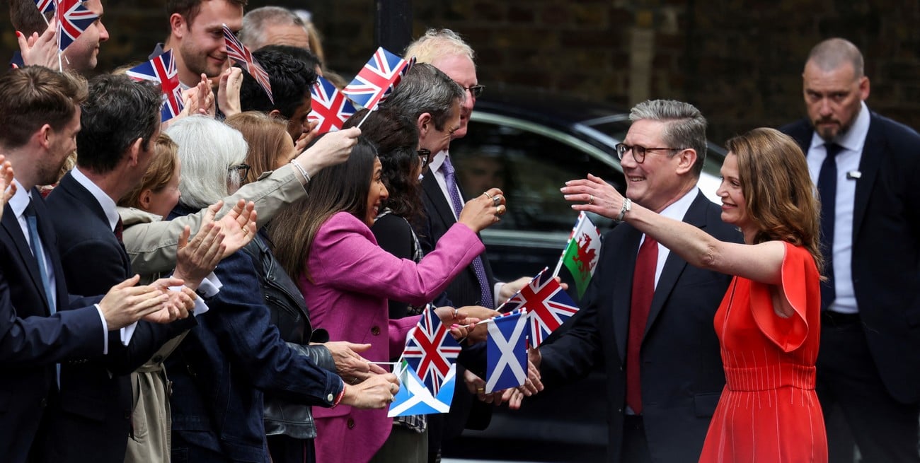 British Prime Minister Keir Starmer and his wife Victoria Starmer greet supporters as they arrive at Number 10 Downing Street, following the results of the election, in London, Britain, July 5, 2024. REUTERS/Kevin Coombs