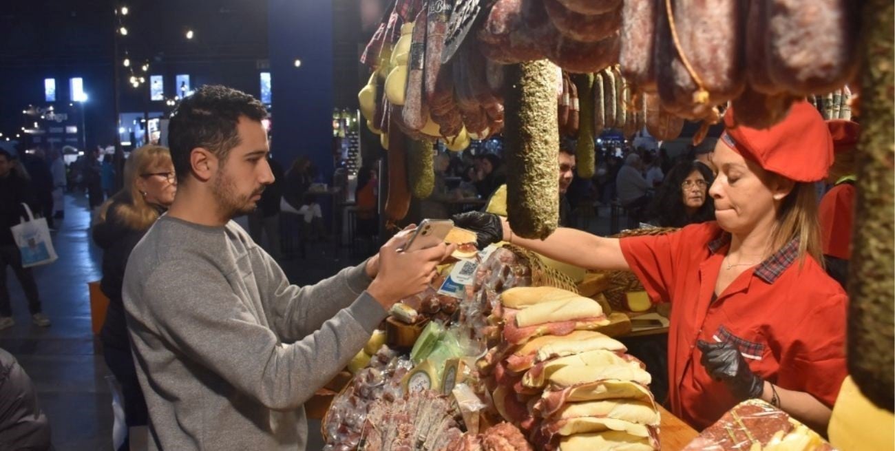 Año tras año, el público se hace presente para probar nuevos sabores. Créditos: Prensa Caminos y sabores.
