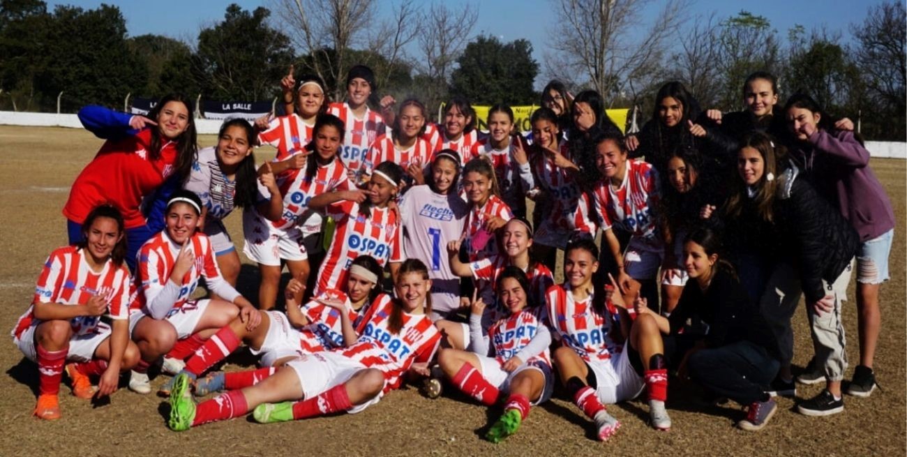 La felicidad de las dirigidas por Pablo Gauna tras lograr el título de reserva.