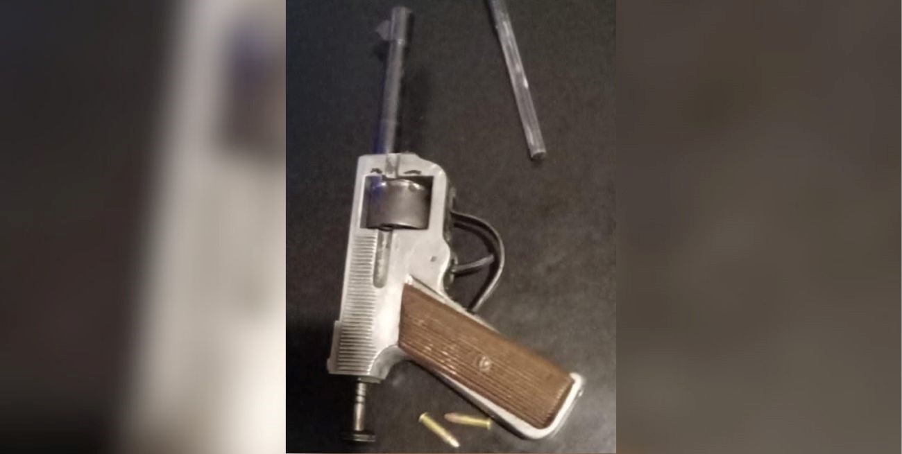 El arma secuestrada en poder de los malvivientes.