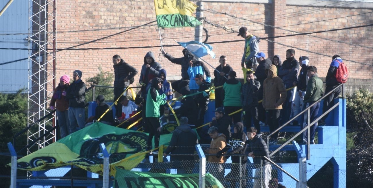"La Banda de Los Canarios" estará alentando a su equipo en el partido contra Atenas.