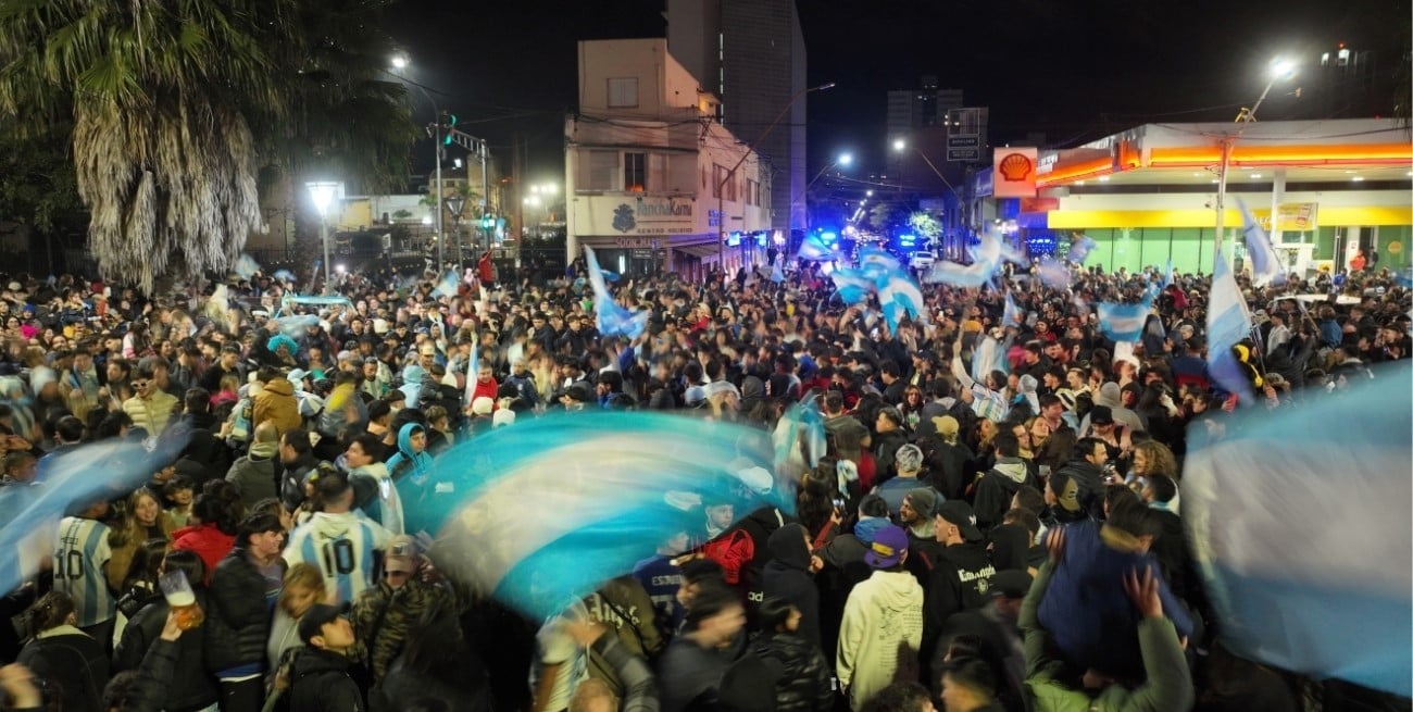 Las banderas celestes y blancas flamearon por lo alto durante los festejos.