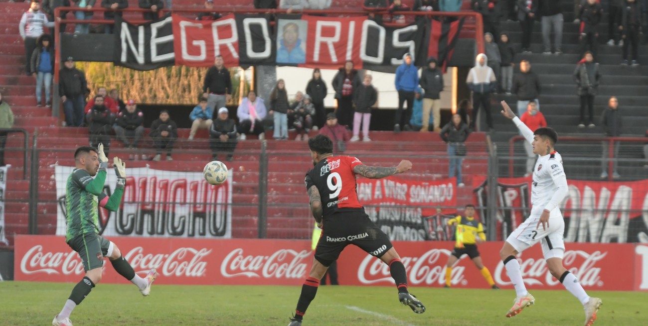 Se le cerró el arco. Javier Toledo, que en el primer tiempo había desperdiciado un mano a mano con un derechazo, se lo pierde de cabeza adentro del área chica en el complemento. Además de no ganar de visitante, tampoco hace goles.
Foto: Mauricio Garín