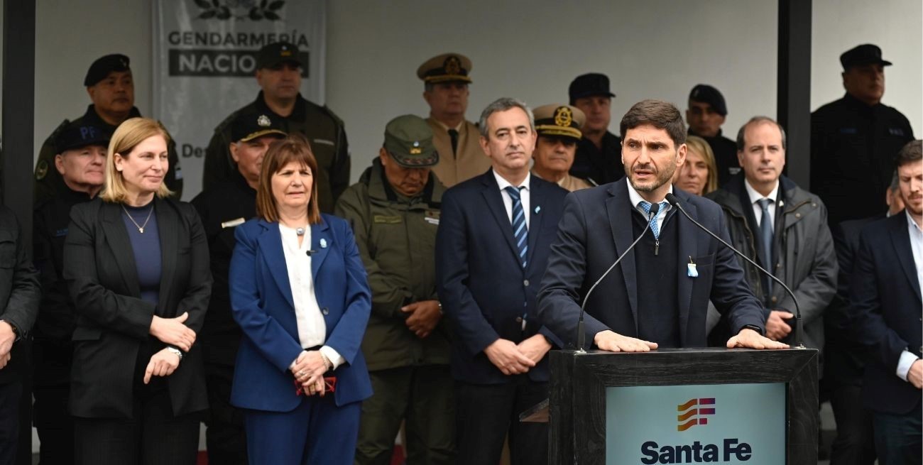 Maximiliano Pullaro durante el acto que brindó en Rosario como repaso de los primeros 6 meses de su gestión. De espaldas a él se encuentran Gisela Scaglia -vicegobernadora de la Provincia-, Patricia Bullrich y Pablo Javkin -intendente de Rosario-.