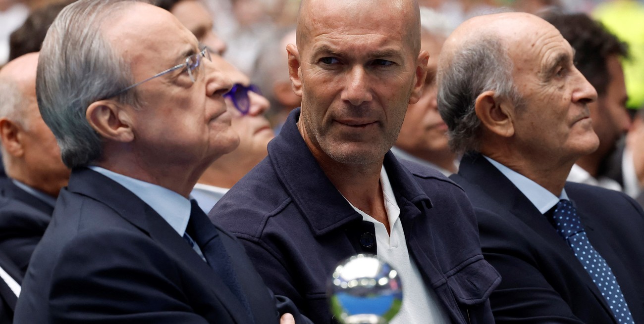 Zinedine Zidane junto a Florentino Pérez durante la presentación. Créditos: REUTERS