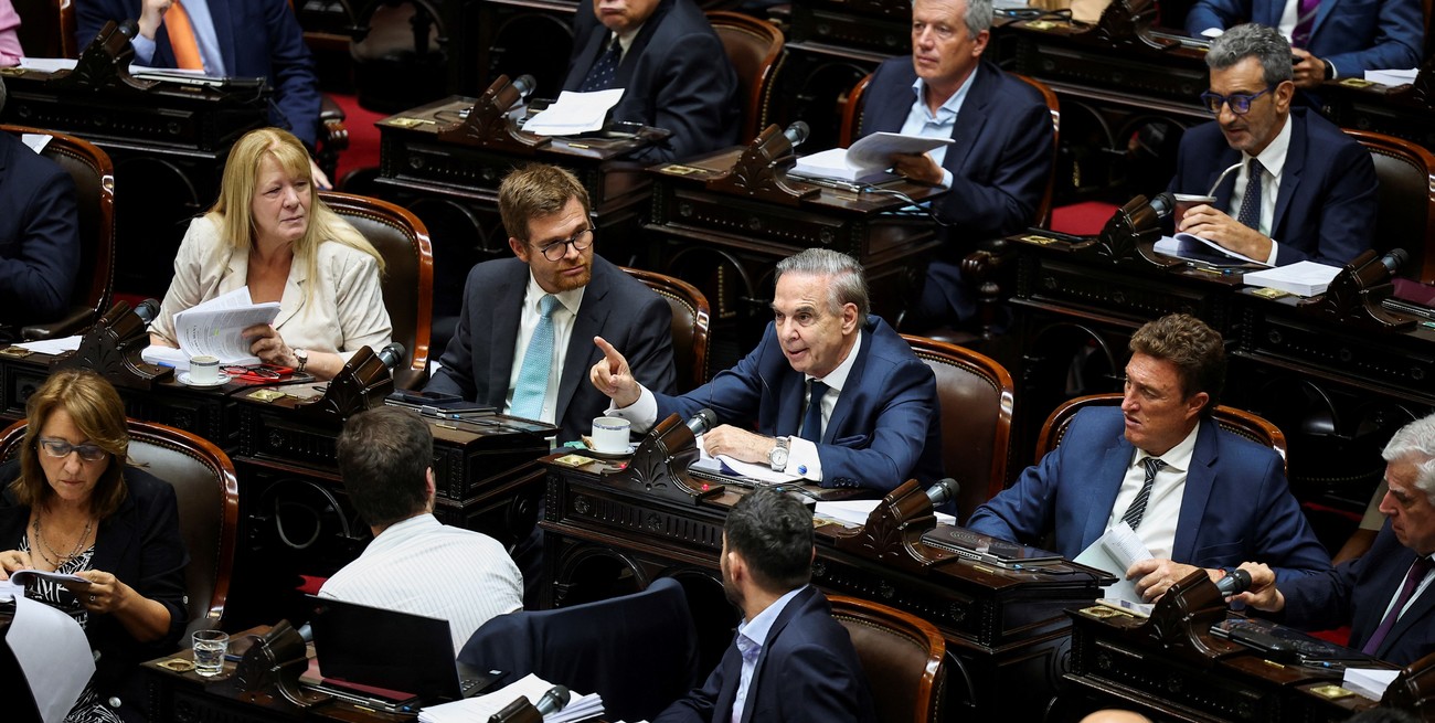Miguel Ángel Pichetto rodeado de la bancada de Hacemos Coalición Federal. Créditos: REUTERS.