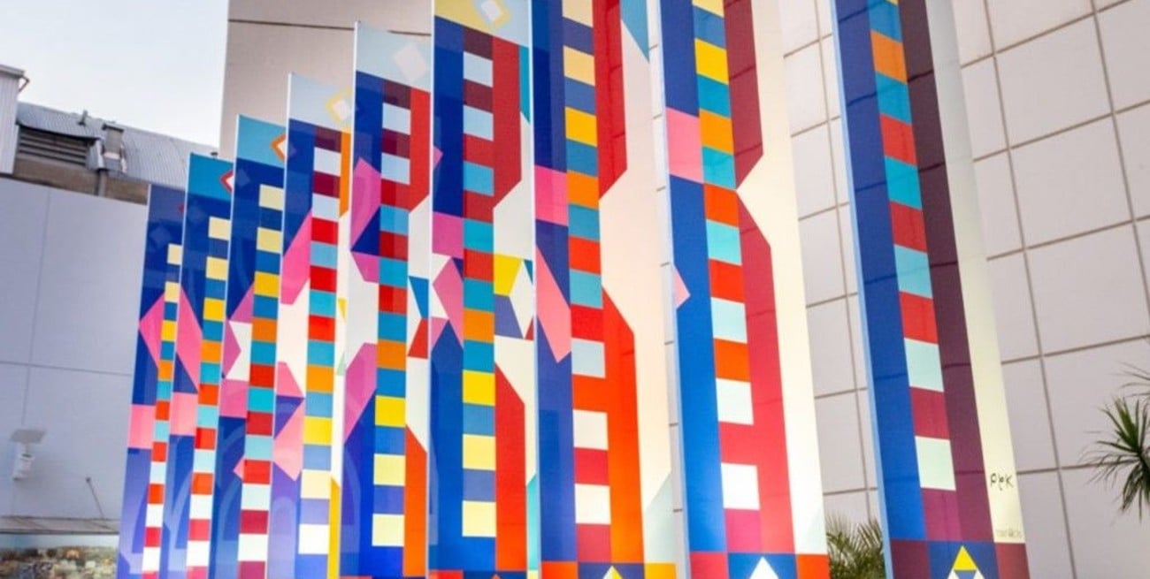 Sobre una de las paredes de Pasteur 633, la institución inauguró una nueva obra de arte llamada “Colores de AMIA”. Foto: Archivo
