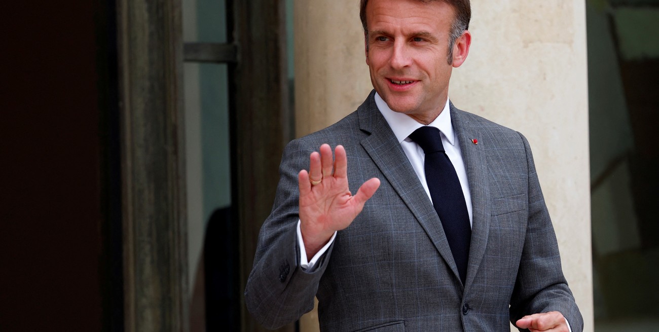 French President Emmanuel Macron waves to journalists as he waits for the arrival of a guest at the Elysee Palace in Paris, France, July 16, 2024. REUTERS/Gonzalo Fuentes