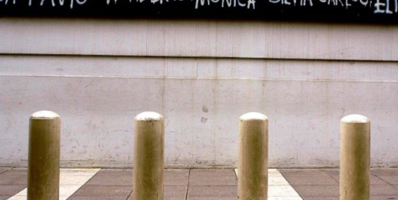 Desde entonces, las instituciones judías empezaron a vallar los frentes de sus entidades con pilotes que actuaban como defensa ante un posible nuevo atentado. Foto: Archivo