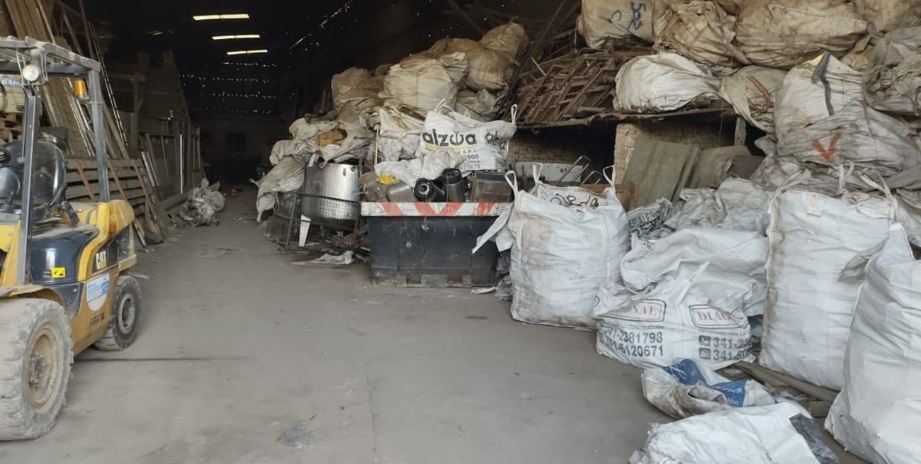 Entre las montañas de chatarra había numerosos elementos de dudosa procedencia. Foto: Prensa Gobierno