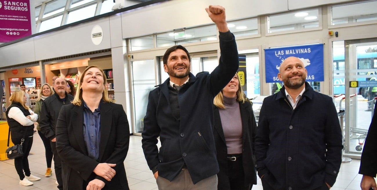 “Queremos, creemos y estamos convencidos que Santa Fe será la locomotora que va a impulsar el cambio que está viniendo en Argentina. Por eso trabajamos en el fortalecimiento de todo el sistema productivo, la industria, el campo y todas las potencialidades; y precisamente por esa razón, debemos tener tener un aeropuerto en condiciones y para ello hay que invertir”, aseveró Pullaro.