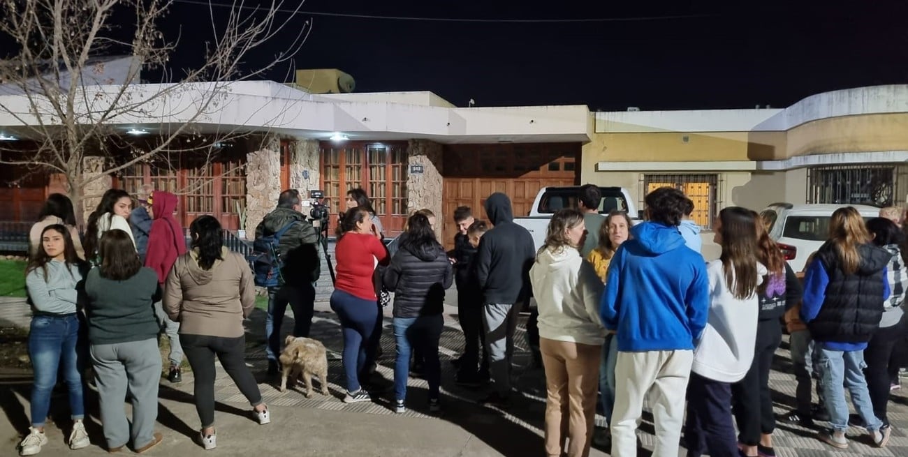Lionel Scaloni salió de su domicilio para firmarles las camisetas a todos sus seguidores