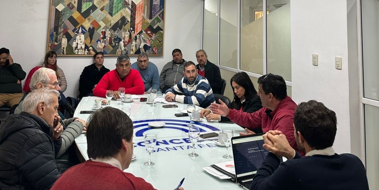 Los concejales reunidos con los permisionarios, en lo que fue la cuarta mesa de diálogo para discutir la regulación de las apps de viajes. Crédito: Gentileza