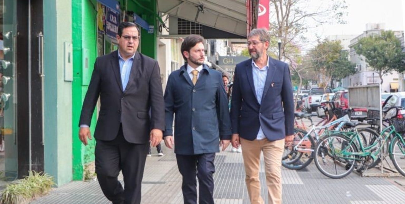 El cónsul general de Italia en Rosario, Marco Bocchi, arribó a Reconquista en la tarde del lunes 22. A su llegada, fue recibido por el intendente Dr. Amadeo Enrique Vallejos,
Foto: GENTILEZA