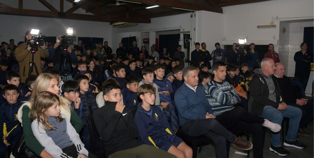 Mucha gente se hizo presente para escuchar a Pumpido.