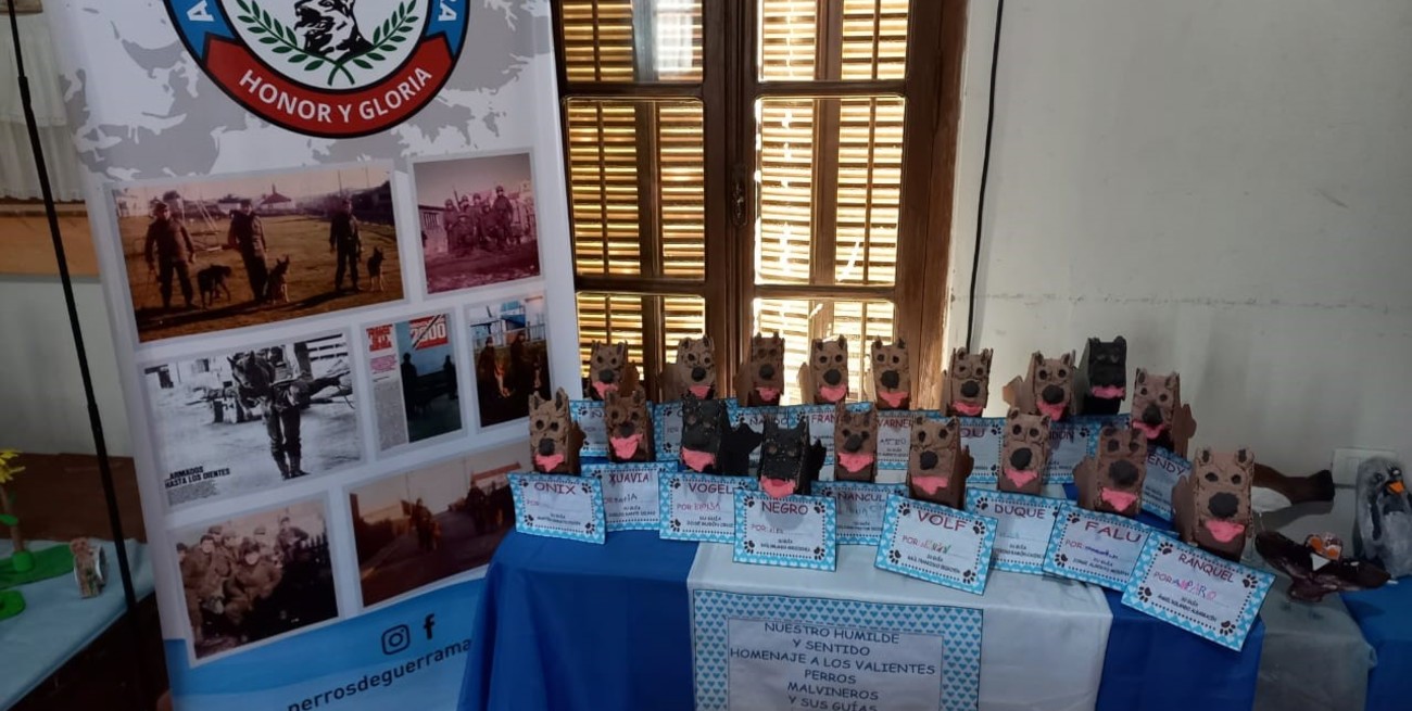 Los modelos que cada uno de los chicos hizo de los perros de guerra, fueron presentados en la bienal que se realiza en la localidad.
Foto: Gentileza