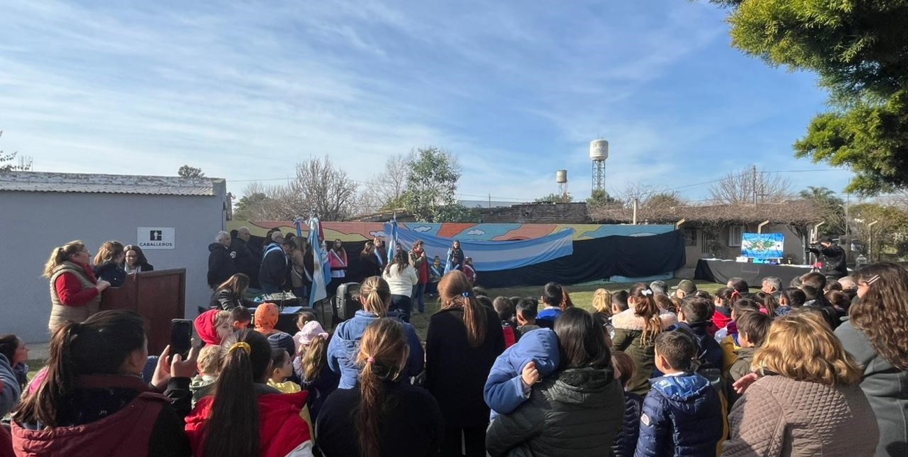 Un gran número de vecinos y familiares acompañaron el acto.
Foto: Gentileza