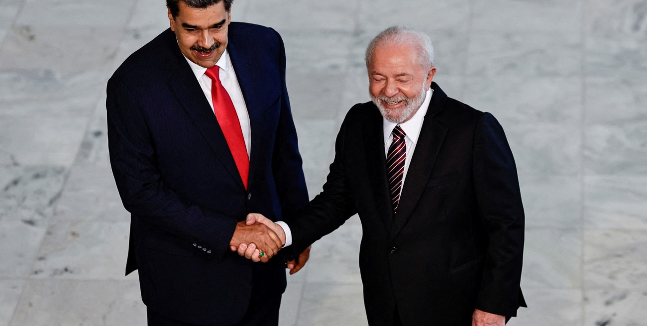 Lula da Silva junto a Nicolás Maduro durante la cumbre del UNASUR que se llevó a cabo en Brasilia, Brasil. Créditos: REUTERS.