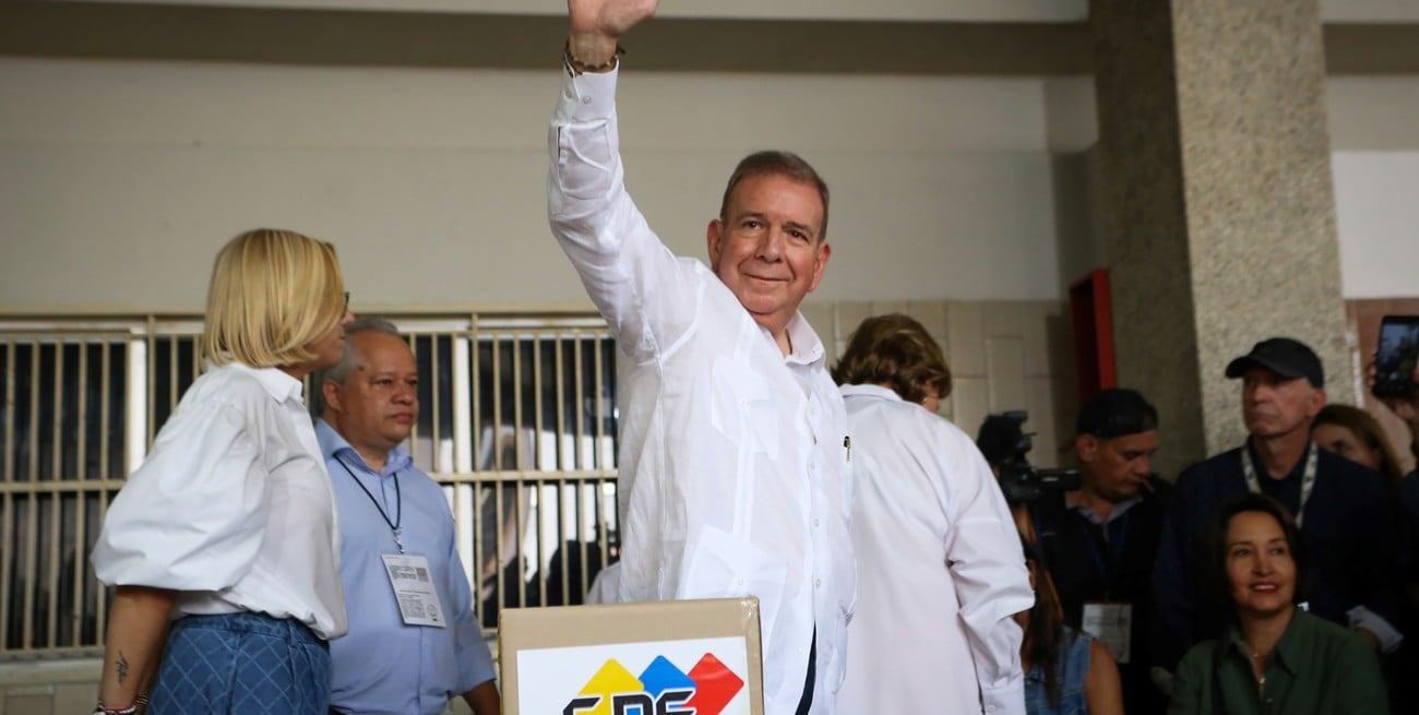 González Urrutia luego de emitir su voto Créditos: XINHUA.