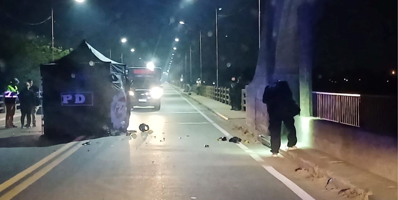 El conductor impactó contra una de las columnas del Puente Carretero.