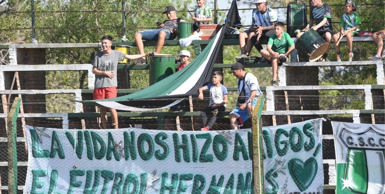 La hinchada de San Cristóbal siempre está presente con el equipo. Foto: Mauricio Garín.
