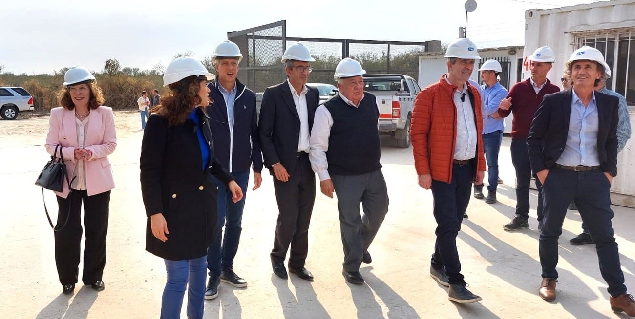 El presidente de la EPE, Hugo Marcucci, destacó el acompañamiento del senador Sosa y la intendente Mitre en cuanto a remarcar “la necesidad de esta obra que estimamos podría estar a pleno en el mes de noviembre”.