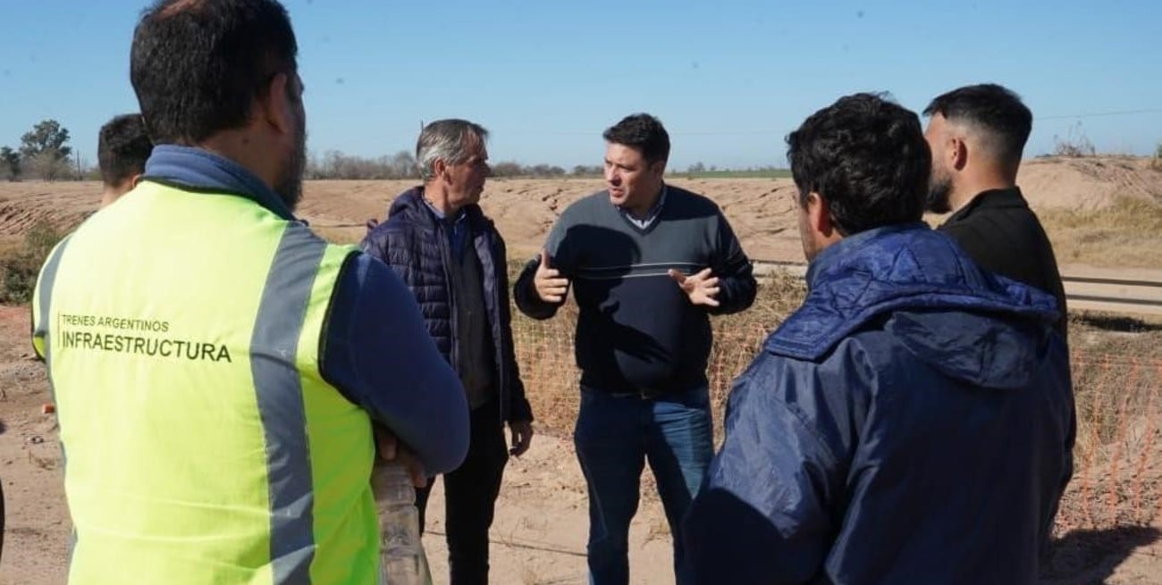 El administrador de Vialidad Provincial, Pablo Seghezzo estimó: “Si el tiempo lo permite, consideramos que para septiembre u octubre estarán pavimentadas ambas manos. Ya estamos trabajando con ese objetivo”.