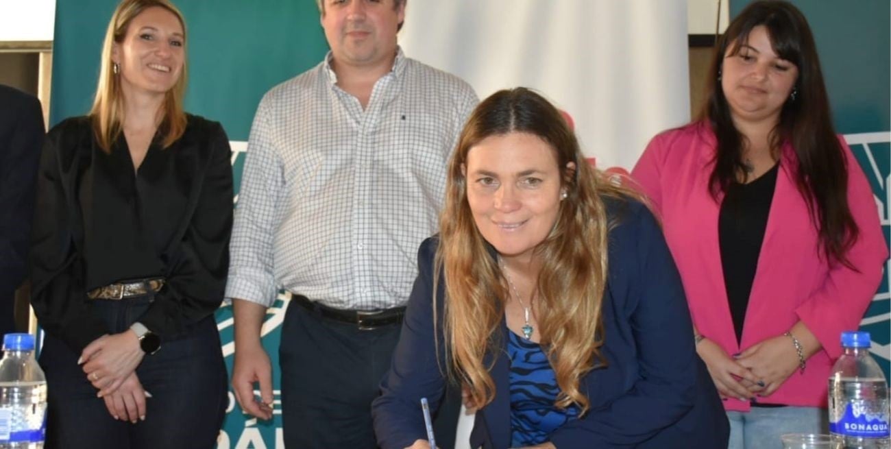 Silvana Di Stefano firmó la entrega de los patrulleros.