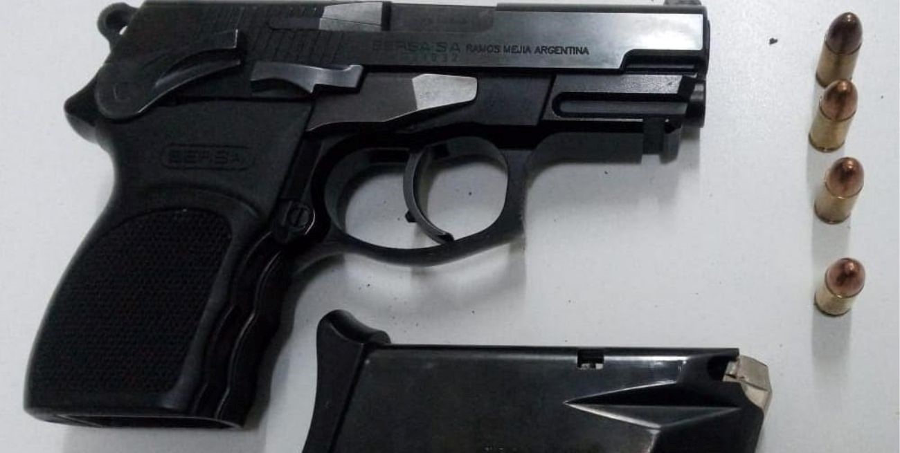 Los agentes incautaron también de una pistola calibre 9 mm. con 4 cartuchos intactos.