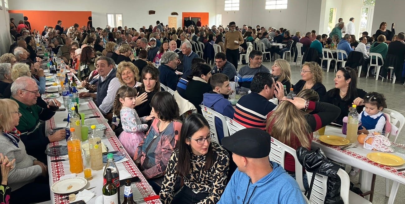 Gran concurrencia al almuerzo de camaradería.
Créditos: Brisa Giménez y Verónica Pozzi