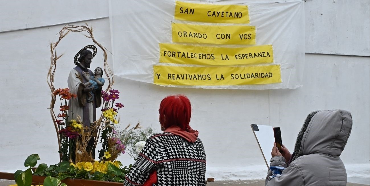 El lema de este año es "San Cayetano, orando con vos, fortalecemos la esperanza y reavivamos la solidaridad". Foto: Flavio Raina.