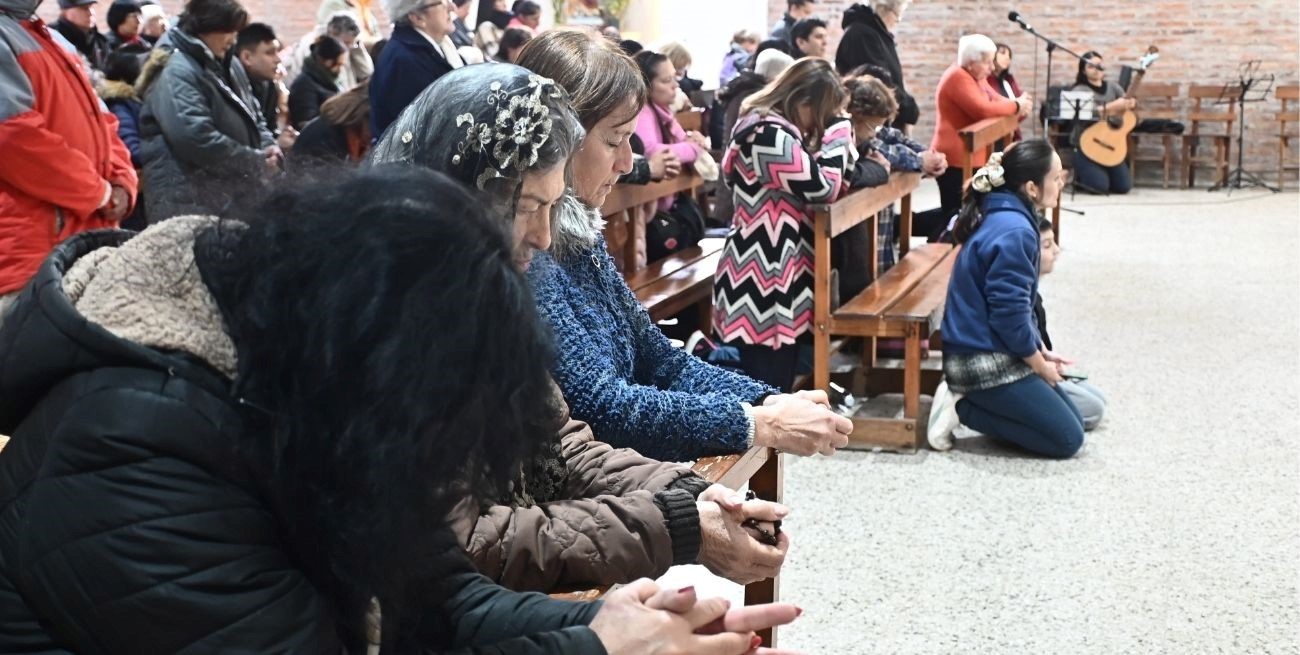 Los fieles se acercan para pedirle y agradecerle a San Cayetano. Foto: Flavio Raina.