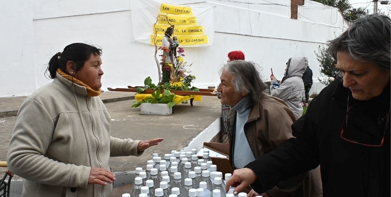 Las botellas se venden para luego ser bendecidas por los curas presentes en el Santuario. Foto: Flavio Raina.