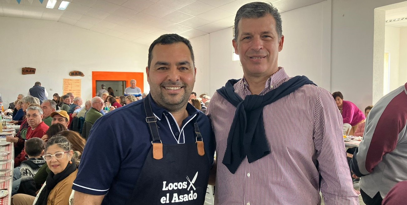 El presidente comunal con el senador Diana, en la comida.
Créditos: Brisa Giménez y Verónica Pozzi