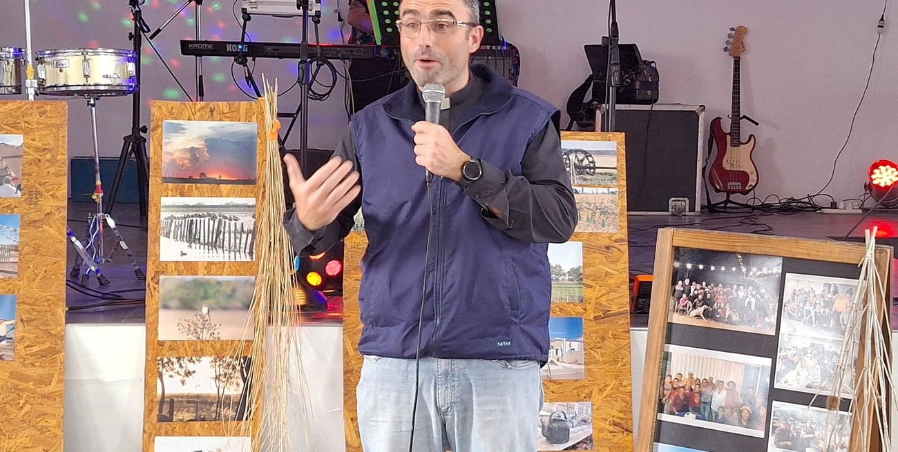 El sacerdote dando una charla alusiva a la celebración.
Créditos: Brisa Giménez y Verónica Pozzi