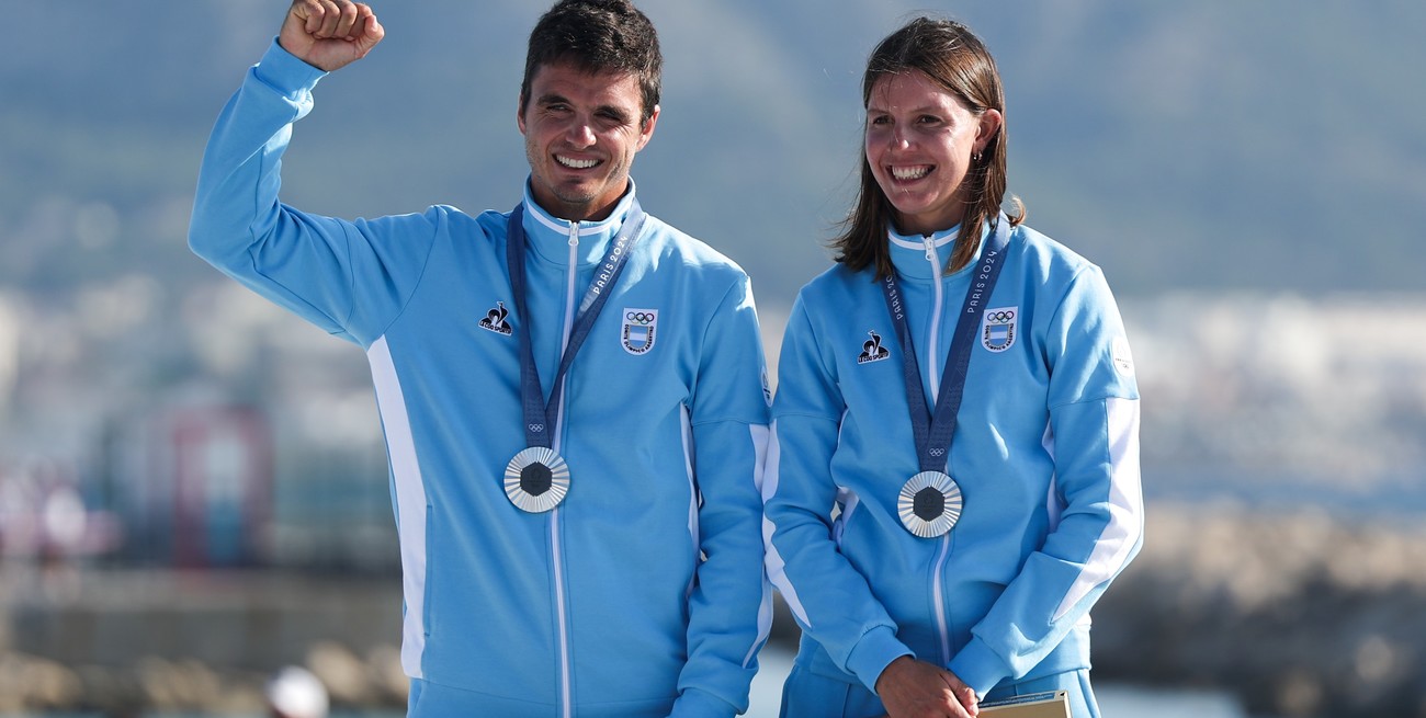 (240808) -- MARSELLA, 8 agosto, 2024 (Xinhua) -- Los medallistas de plata Mateo Majdalani (i) y Eugenia Bosco de Argentina reaccionan durante la ceremonia de victoria de multicasco mixto de los eventos de vela de los Juegos Olímpicos de París 2024 en la Marina de Marsella, en Marsella, Francia, el 8 de agosto de 2024. (Xinhua/Zheng Huansong) (ra) (ah)