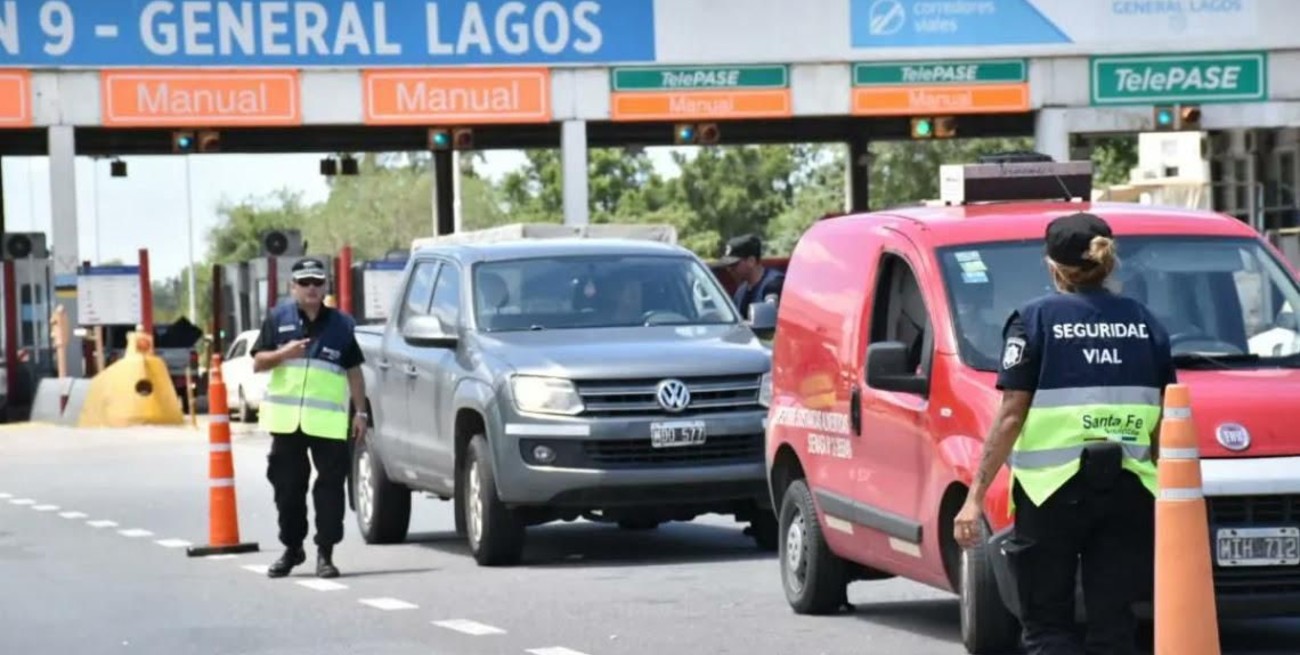 “Hemos tomado la firme determinación de trabajar en la seguridad de los santafesinos y de todo aquel que transite nuestras rutas, poniendo en función la disponibilidad de agentes y recursos”, aseguró el secretario de la APSV, Carlos Torres, para luego remarcar que “los controles constituyen la herramienta para prevenir y evitar conductas de riesgo”.