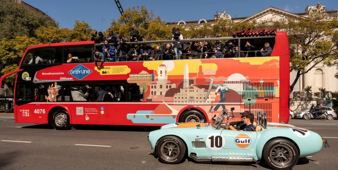 Argentine Formula Two driver Franco Colapinto drives past a media bus during an event with his sponsor Gulf, in Buenos Aires, Argentina August 12, 2024. Juan Lopetegui/Gulf/Handout via REUTERS ATTENTION EDITORS - THIS IMAGE HAS BEEN SUPPLIED BY A THIRD PARTY NO RESALES. NO ARCHIVES