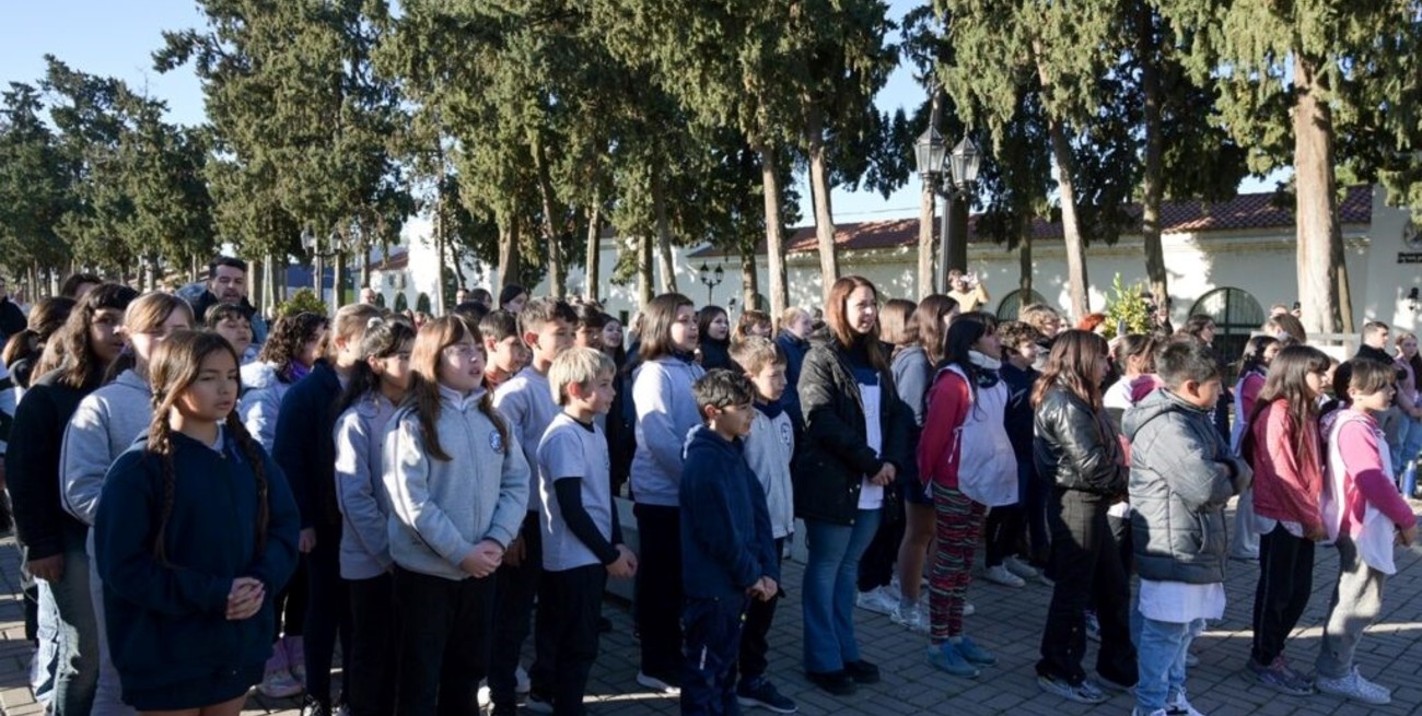 La conmemoración tuvo como protagonistas centrales a alumnos de escuelas primarias de la ciudad, que entonaron la marcha junto a los cantantes Pablo Parente y Adrián Katzaroff.