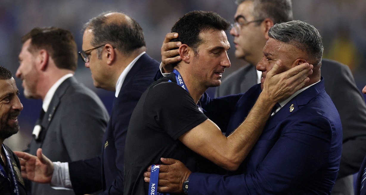 Claudio Tapia corre con la ventaja del apoyo de las figuras y referentes de la Selección Argentina de fútbol masculina. Crédito: Agustin Marcarian/Reuters