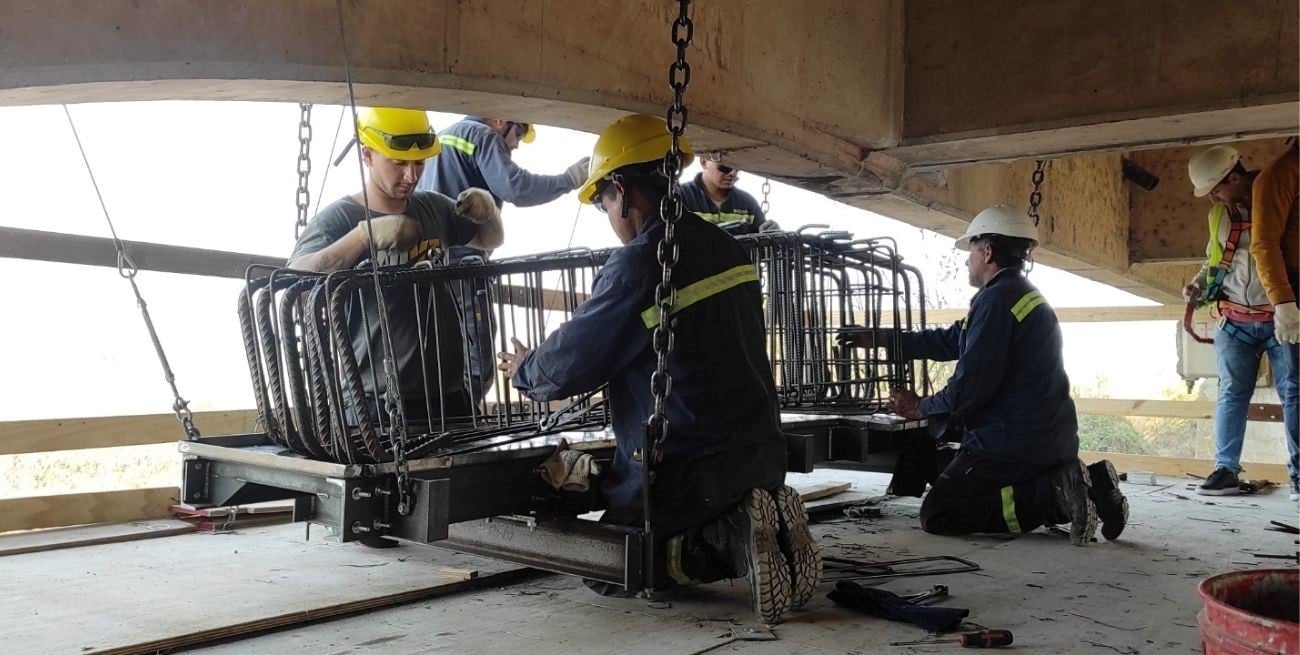 Las armaduras de las mensulas que se va a hormigonar debajo del puente. Gentileza: Prensa Vialidad Nacional.