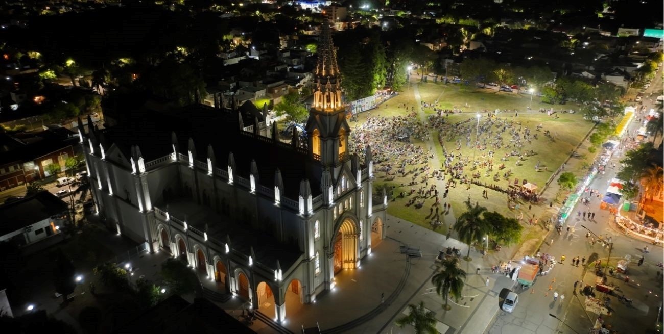 La Basilica de Guadalupe es tan linda de día como de noche. Foto: Fernando Nicola.